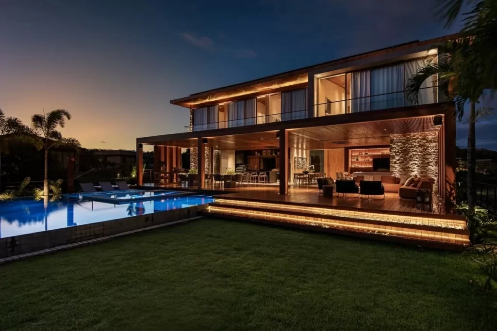 Casa de praia 'de novela' emoldura paisagem de mata no litoral da Bahia